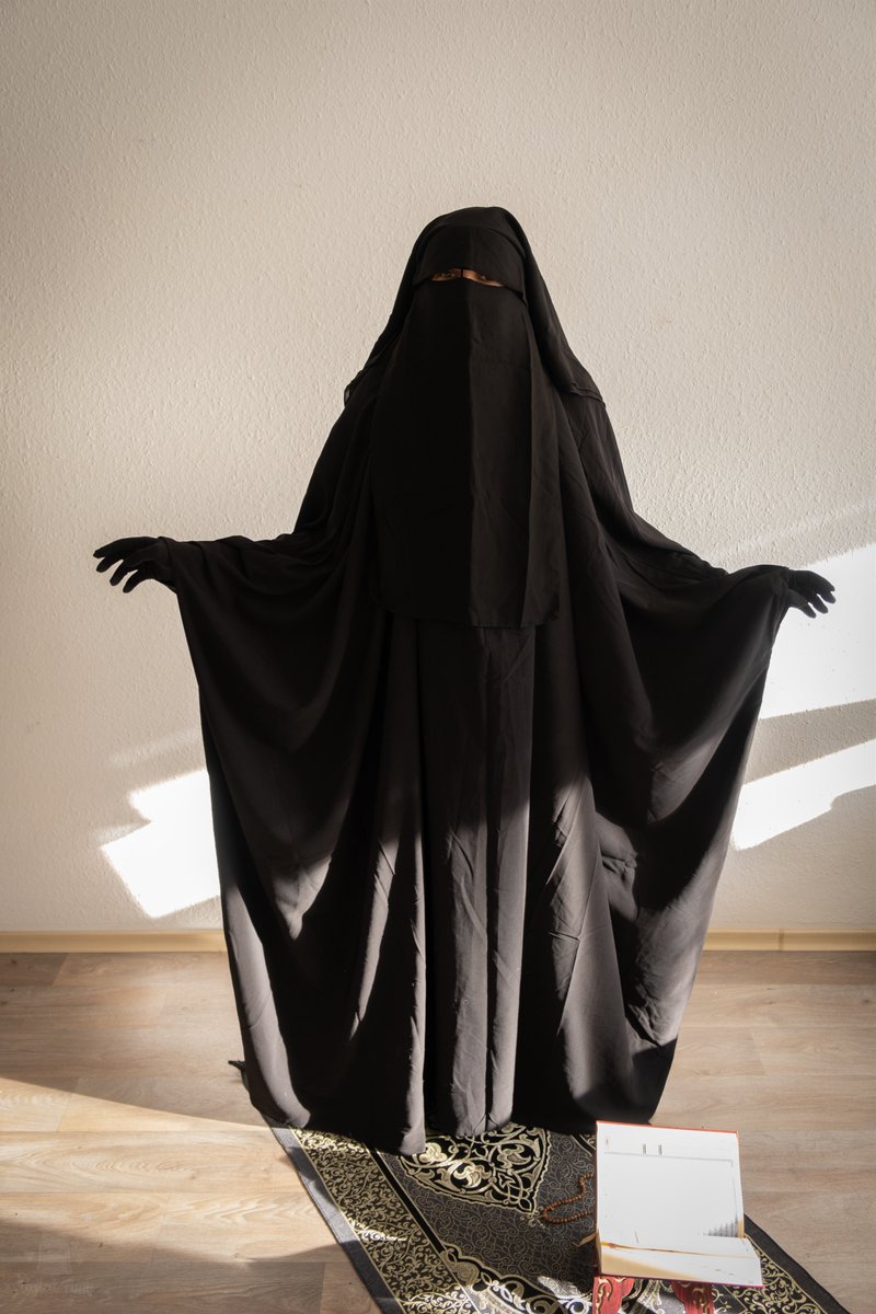 Veiled Amy tweet media