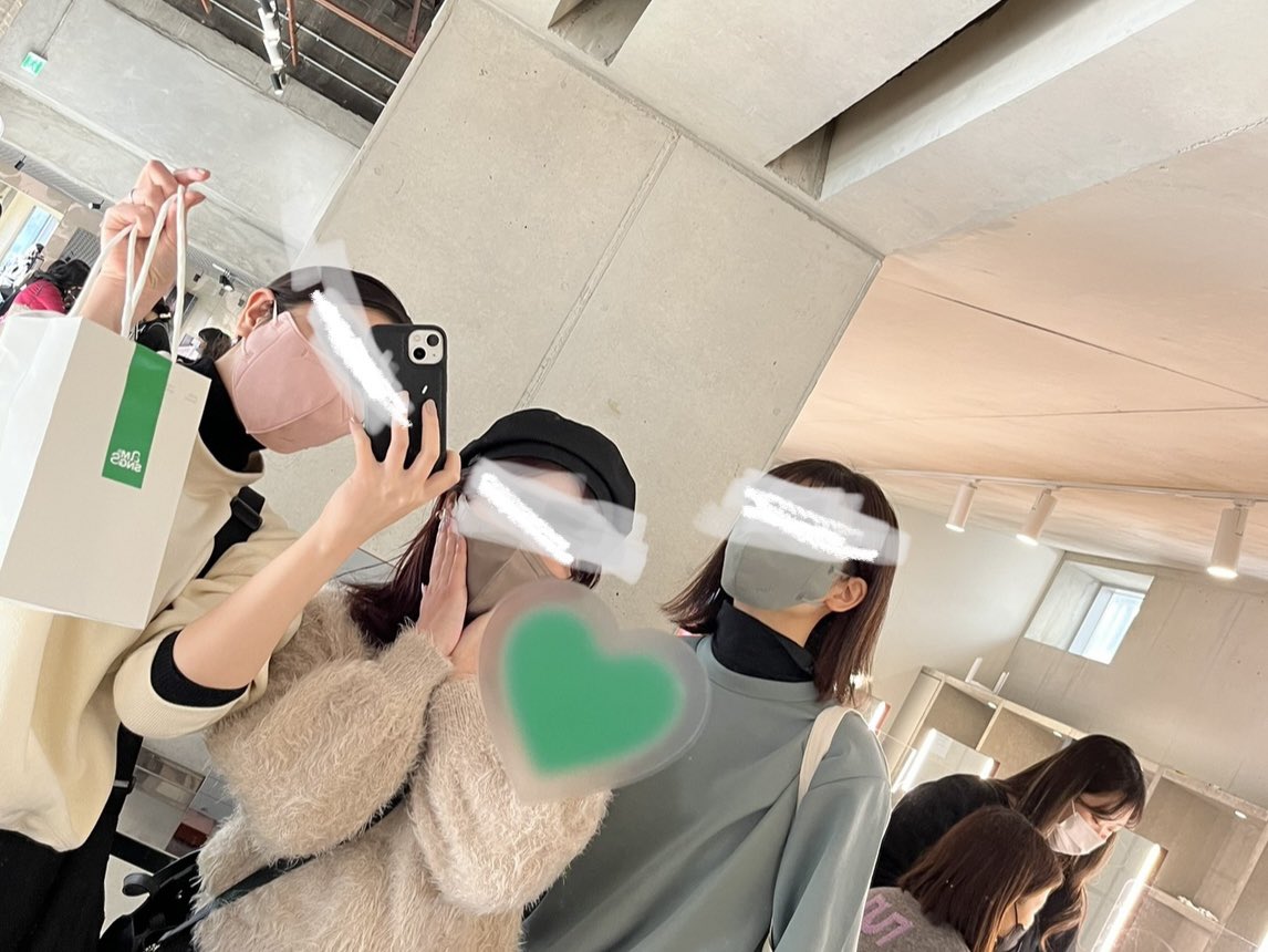 aya_hyyh's tweet photo. ViUUM(@ViUUM_Official )さんにテテ愛用❕というプッシュでマスクをいただきました!せっかくなので先日の渡韓に沢山持ってって3人で色選んで使ってみた~🫶🏻
🔸スタイルフィットクラシック(2枚目)
https://t.co/vtRUUAoD9i
🔸デラックスKF94マスク(3枚目)
https://t.co/9tHR2NwMJ9
#ViUUM #協賛 https://t.co/Yq9uY6pM06