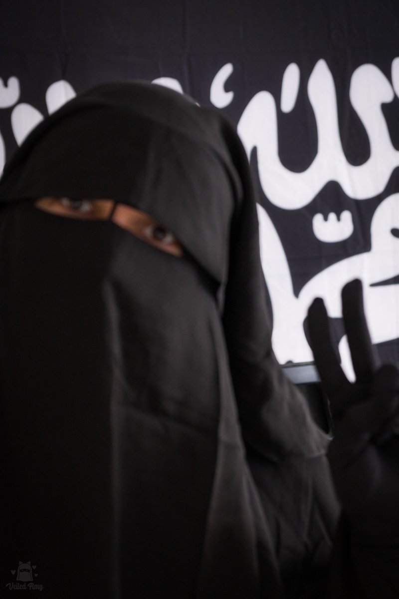 Veiled Amy tweet media