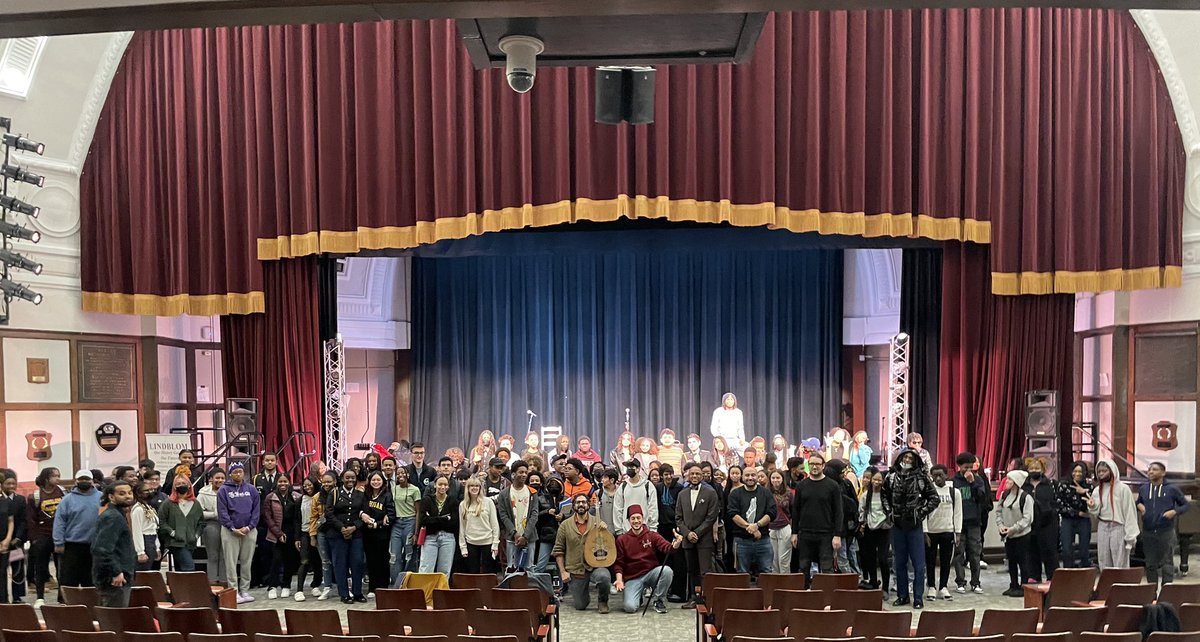 What a great performance by @Offendum and @Ronnie_Malley @LMSAEagles thanks you @CMES_UChicago for the support . My students were amazed and happy @WlLindblom @ArabicHonor . #ArabicMusic #Culture #speakArabic