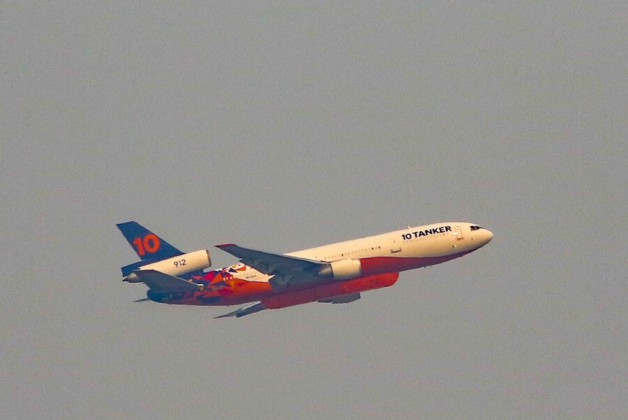 FachoSpheraCL's tweet photo. 🔴 #URGENTE | TEN TANKER PARADO POR TRES DIAS: El gobierno no trajo al mecánico encargado de hacer las mantenciones del avión, por lo que no podrá seguir trabajando. Se espera su regreso para el fin de semana. https://t.co/UOhWBEkMuV