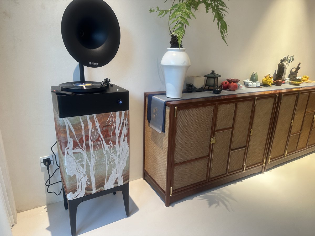 Fennessy_LP's tweet image. "Step back in time and experience the magic of vinyl records with our turntable! Enjoy the warm, rich sound of analog music and create a truly unique listening experience. Upgrade your home sound system today! #Turntable #Vinyl #AnalogMusic #HomeSoundSystem #MusicLovers"