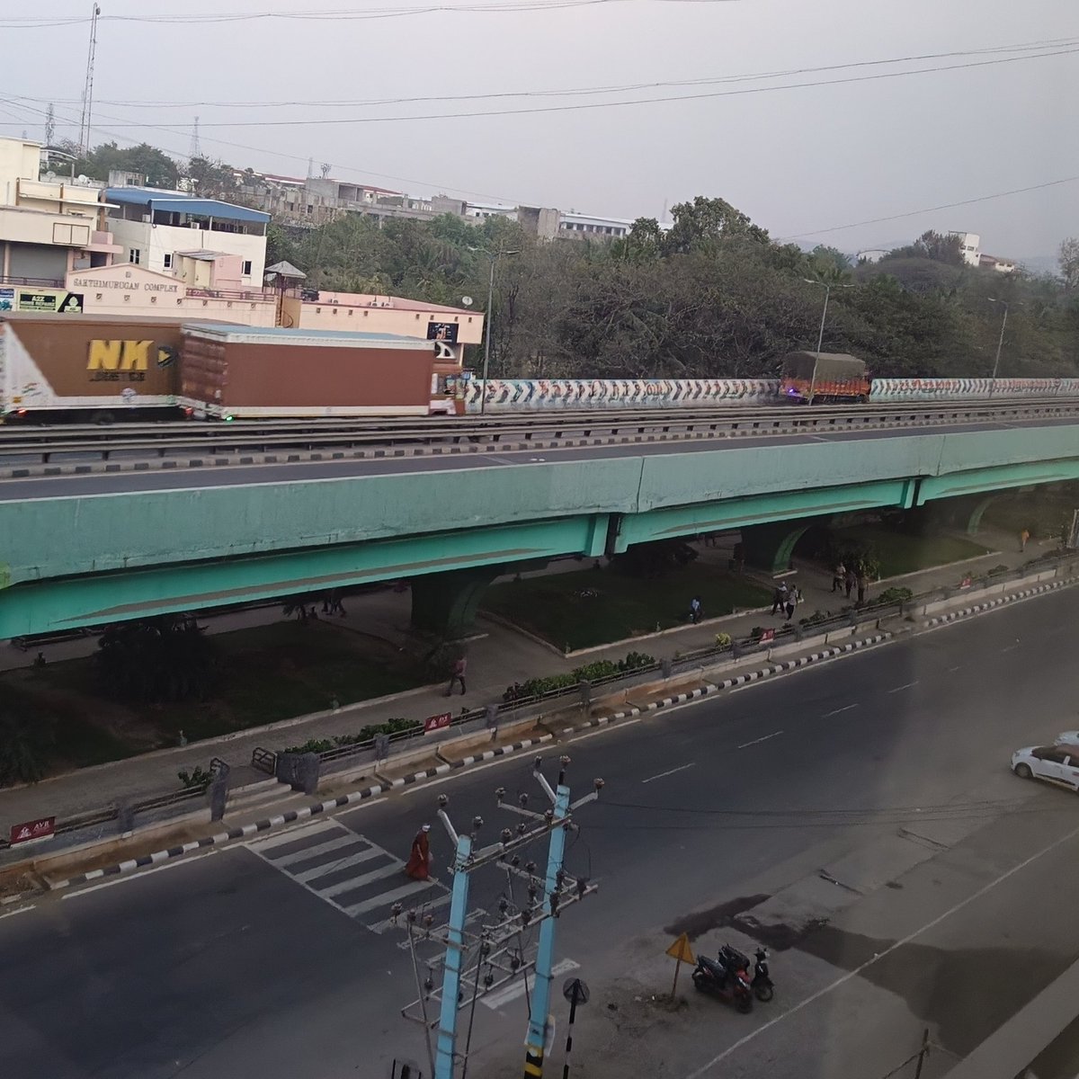 ravi_ponoth's tweet photo. Found this beautifully maintained jogging track under the elevated road at Salem. Bengaluru has ample scope of adopting this model. https://t.co/jBKZuazK5B