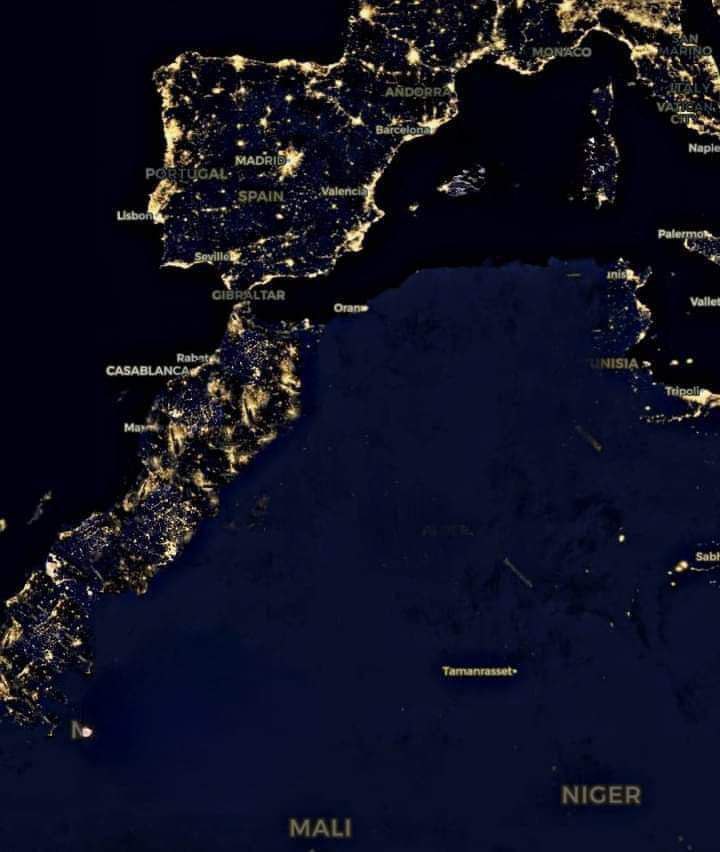 IhssaneSghir's tweet photo. وكالة NASA الفضائية تنشر صورة حديثة لبلدان شمال افريقيا و اوروبا ..

شكون طفا الضو عند الجيران 😂 https://t.co/5ecDrog47D