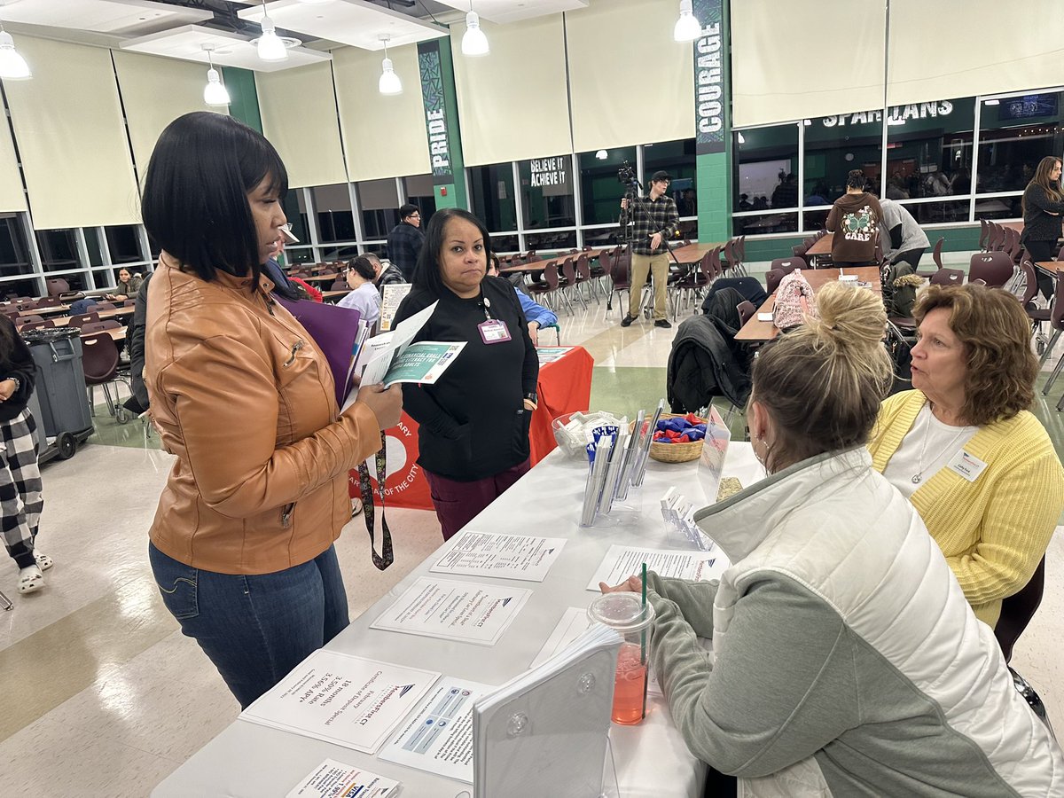 MissSGEARUP's tweet photo. We had such a great turnout for Teen Financial Literacy night! Our friends from Junior Achievement, the Members First Credit Union, and the Meriden Library shared great resources. #GearUpWorks @MaloneyMemos @PlattLive @GEARUPMeriden https://t.co/Jk9pxs4D5s
