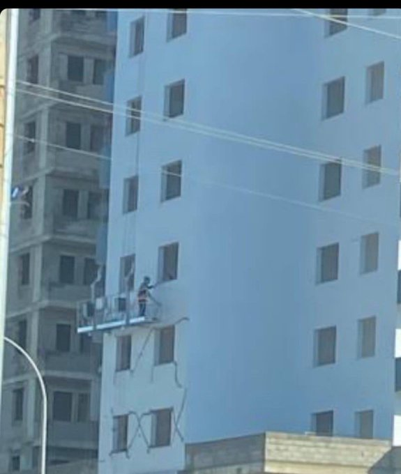 yazparov's tweet photo. Adana'da DİZMANLAR GROUP'a ait olduğu belirtilen binada deprem sonrası oluşan yarıklar sıva ile kapatılıp kamufle edilmeye çalışılıyor.Dizmanlar Group'un sahibi Nihat Dizman'ın kızı Hazal Dizman AKP Kadın Kolları Genel Merkez MKYK Üyesi.
Tweet bu kadar... https://t.co/qgl9tM4WPF