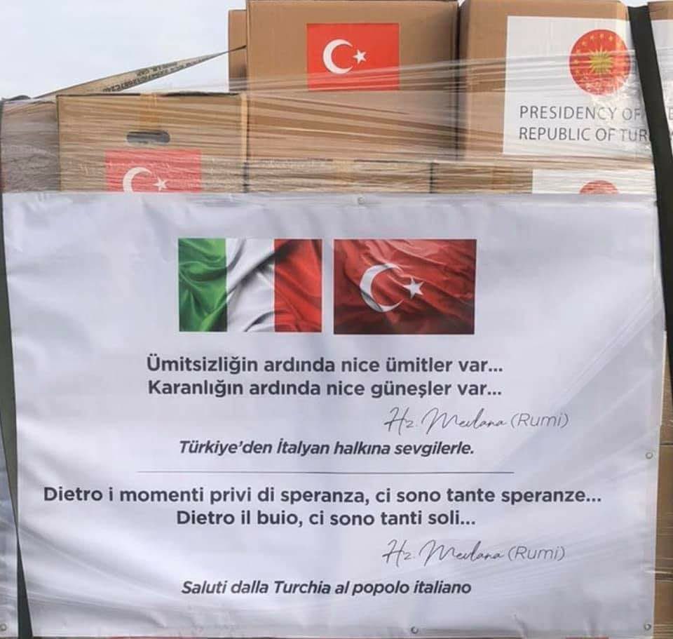 ConflictTR's tweet photo. İtalya Büyükelçiliği; deprem bölgesine yapılan yardımları paylaştığı sosyal medya gönderisinde, Türkiye'nin pandemi döneminde İtalya'ya yolladığı yardım paketlerinin üzerindeki cümleyi kullandı:

"Ümitsizliğin ardında nice ümitler var, karanlığın ardında nice güneşler var." https://t.co/4QzvvLeTnf