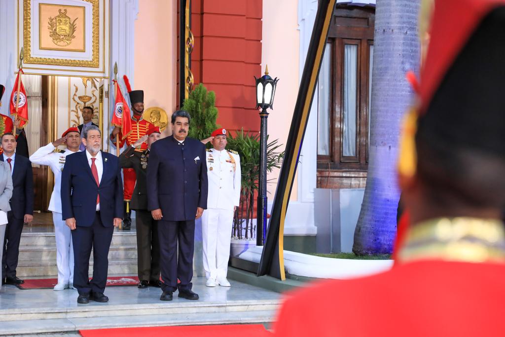NicolasMaduro's tweet photo. Con honores, recibí en la tierra de nuestro Padre Libertador, al gran compañero y hermano de Venezuela, Ralph Gonsalves, Primer Ministro de San Vicente y Las Granadinas. ¡Bienvenido! https://t.co/lV7NeeJYJ9