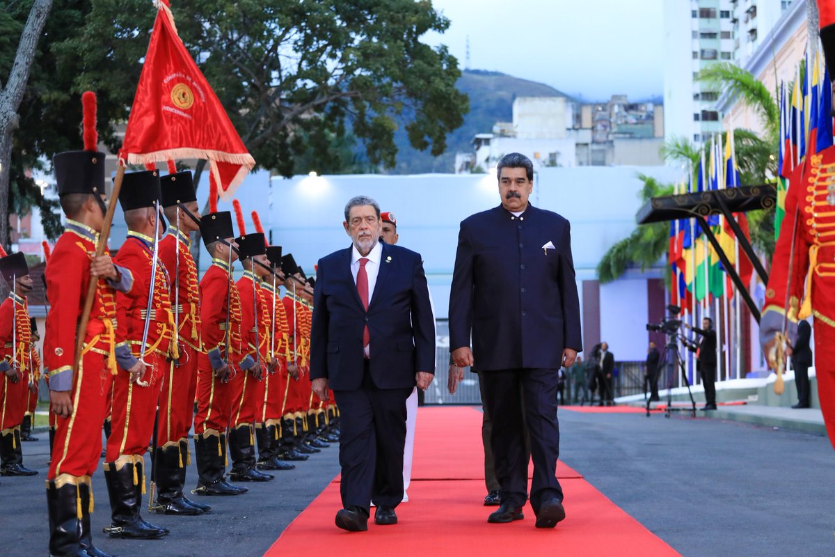 NicolasMaduro's tweet photo. Con honores, recibí en la tierra de nuestro Padre Libertador, al gran compañero y hermano de Venezuela, Ralph Gonsalves, Primer Ministro de San Vicente y Las Granadinas. ¡Bienvenido! https://t.co/lV7NeeJYJ9