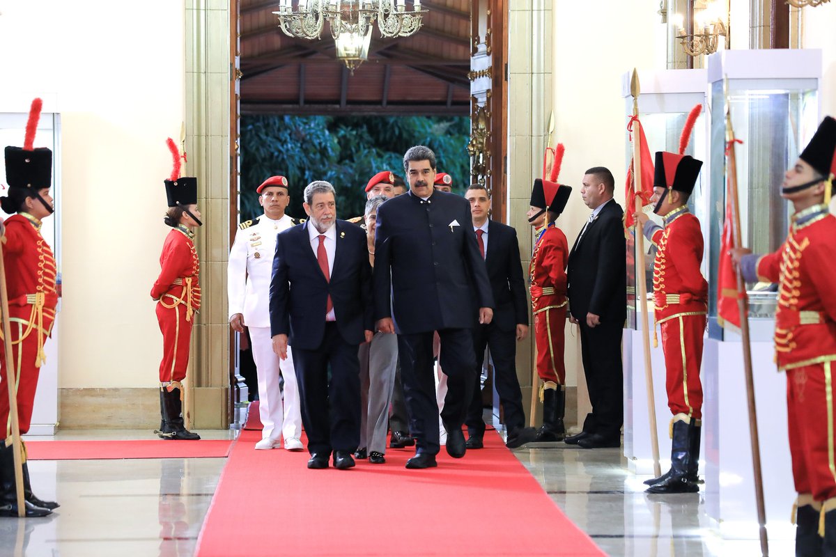 NicolasMaduro's tweet photo. Con honores, recibí en la tierra de nuestro Padre Libertador, al gran compañero y hermano de Venezuela, Ralph Gonsalves, Primer Ministro de San Vicente y Las Granadinas. ¡Bienvenido! https://t.co/lV7NeeJYJ9