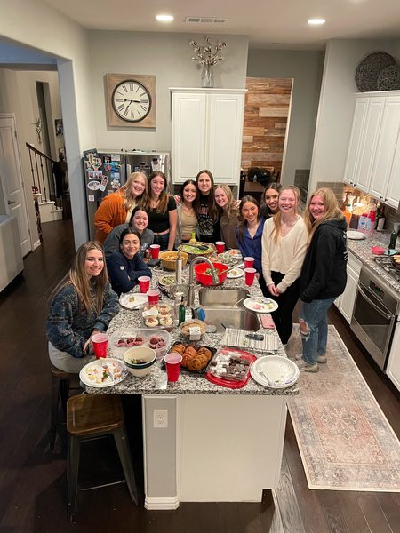 boswellpower's tweet photo. Girls team dinner discussing their PR goals for tomorrow https://t.co/RVlXvfJbZC