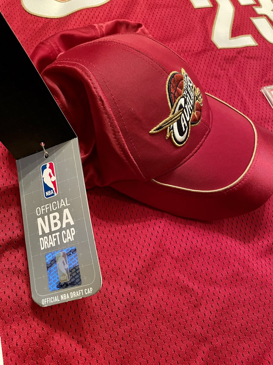 craigcotton's tweet photo. 🤯 Rookie LeBron Pro cut Jersey &amp; matching Draft Night Cap (yes, same as Topps Rookie card) FS! Come see it at @BurbankCardShow C-5 https://t.co/74n3SNkXa2