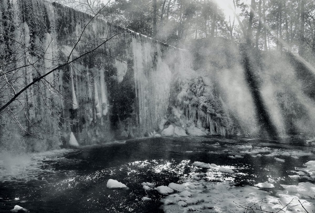 iimura_kazuhiko's tweet image. Waterfalls beginning to freeze on a morning of 23°C below zero
氷点下23°Cの朝、凍結する瀑布
#photo #nature #icefall #waterfall #氷瀑 
#凍結した滝 #PuffersFalls #Amherst #MA