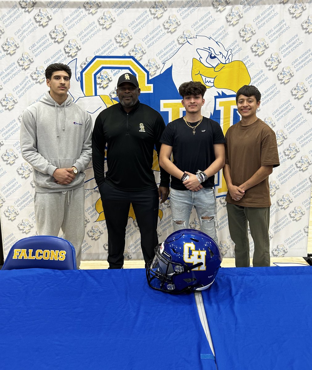PabloCJr_3's tweet photo. Blessed by god today to sign my commitment to @SaltRiverFB as well with my former teammates @LuisCoronado47 @glopez21_ , Thank you very much @SMJaguarsCoach for coming out and welcoming us !! Great to be a Scorpion and ready to work ! 

@sjarenas_ @CHFalconsFB https://t.co/v5dhII3YJX