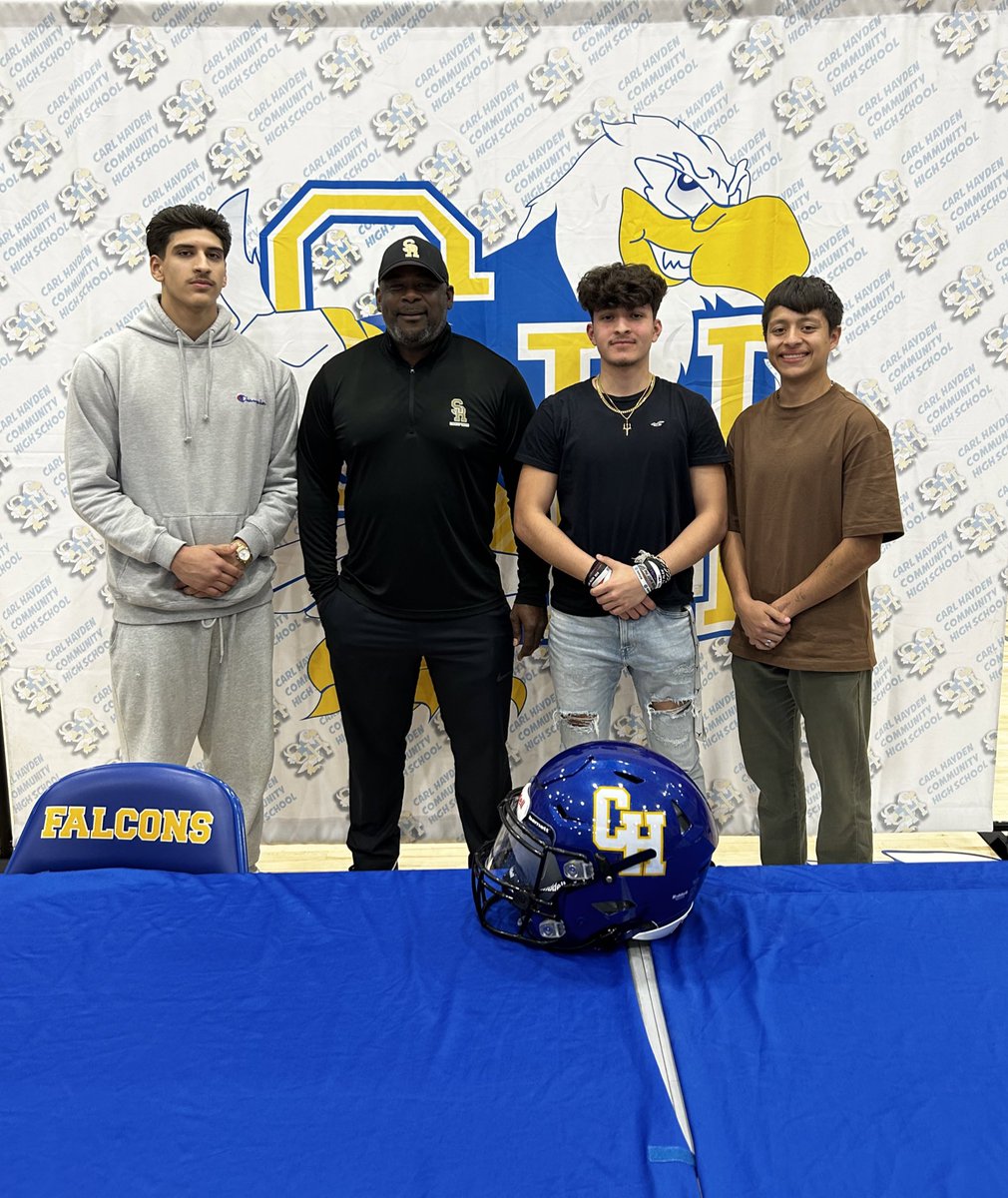 Blessed by god today to sign my commitment to @SaltRiverFB as well with my former teammates @LuisCoronado47 @glopez21_ , Thank you very much @SMJaguarsCoach for coming out and welcoming us !! Great to be a Scorpion and ready to work ! 

@sjarenas_ @CHFalconsFB