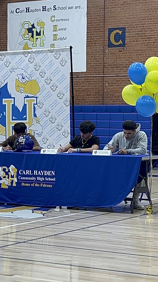 PabloCJr_3's tweet photo. Blessed by god today to sign my commitment to @SaltRiverFB as well with my former teammates @LuisCoronado47 @glopez21_ , Thank you very much @SMJaguarsCoach for coming out and welcoming us !! Great to be a Scorpion and ready to work ! 

@sjarenas_ @CHFalconsFB https://t.co/v5dhII3YJX