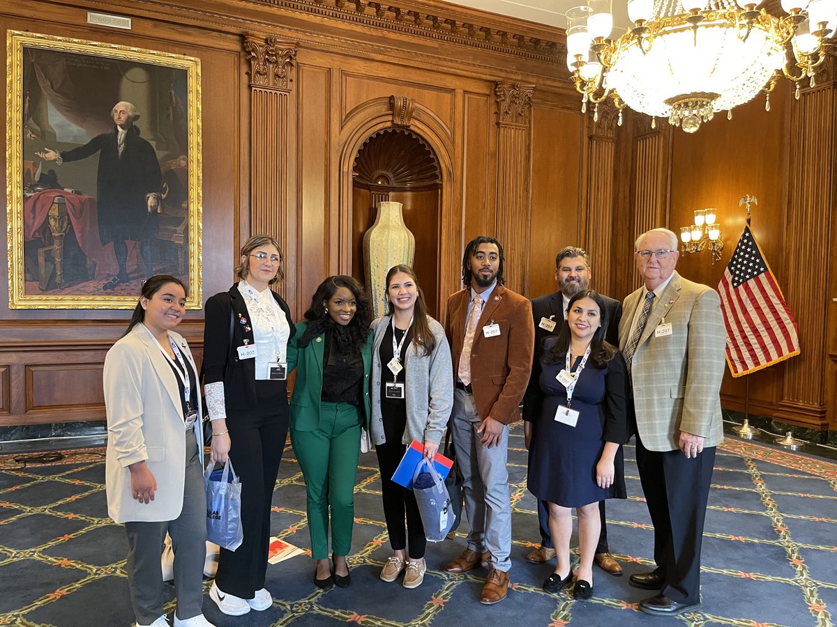 debbirichards's tweet photo. Thank you ⁦@RepJasmine⁩ for meeting with our ⁦@dallascollegetx⁩ students today. https://t.co/bKM6uVPyrR