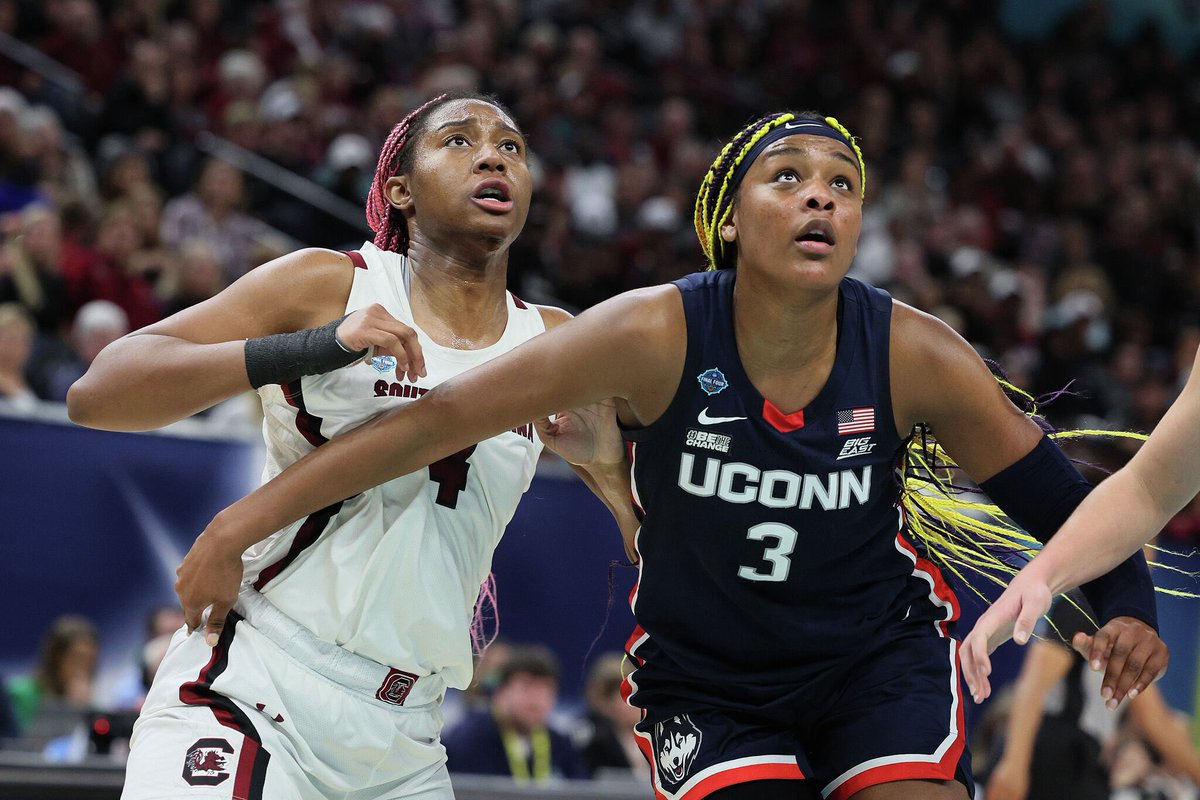 shotclock_media's tweet photo. The UConn vs South Carolina women’s basketball game on Sunday drew 1.1M viewers on Fox 👀

To put this number into perspective, 2022 men’s college basketball averaged 858K viewers per game on Fox, 928K on ESPN, 281K on ESPN2, and 1.2M on CBS. 

#UConn #southcarolina #NCAAWBB https://t.co/nRwfw0iupG