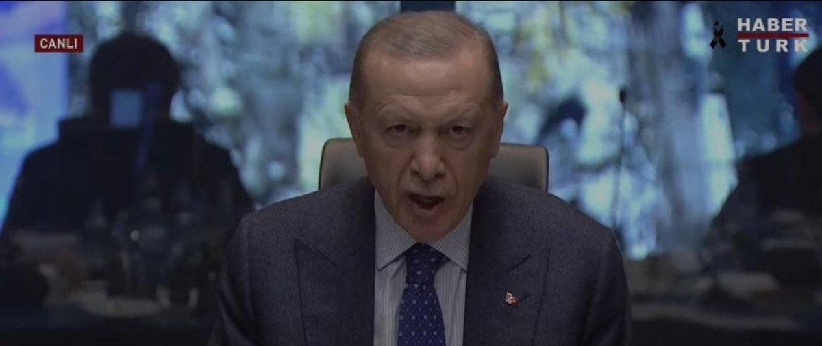 Sorumlu bu adamdır. Hala istifa etmemiştir. Utanmadan bir de bizi, halkı tehdit etmektedir. Bu adamı yargılayacak, yaptıklarının hesabını soracak kim varsa oyum onundur. Namusu ve şerefi olan bir savcı çıkar elbet.