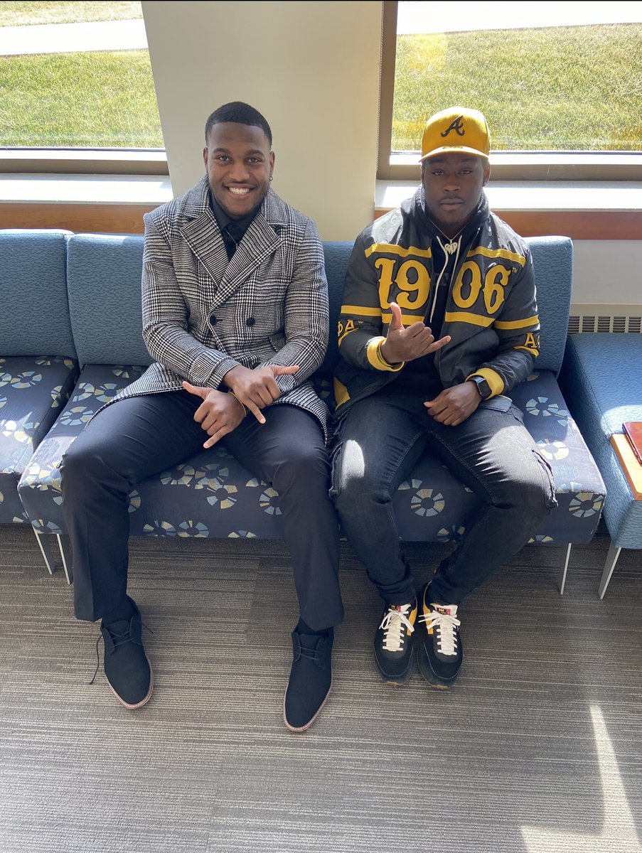 Bro. Williams and Bro. Montgomery both kicked off the first Tenacious Men Tuesday of the spring semester 🤙🏿