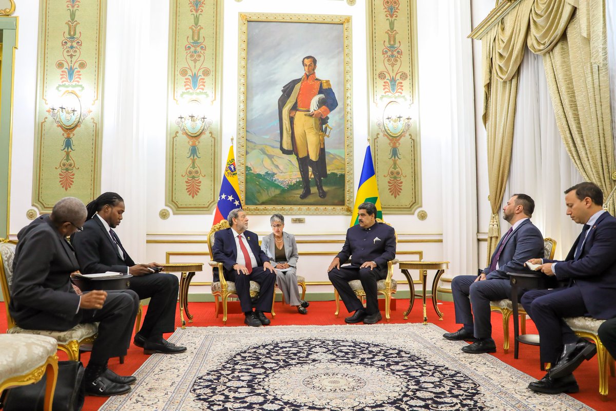 NicolasMaduro's tweet photo. Siempre es grato recibir la visita de nuestro gran amigo Ralph Gonsalves, Primer Ministro de San Vicente y las Granadinas. Sostuvimos un productivo encuentro para revisar la agenda de trabajo conjunta, de cooperación, unión y hermandad entre nuestros pueblos. https://t.co/H1N1LvMzXg