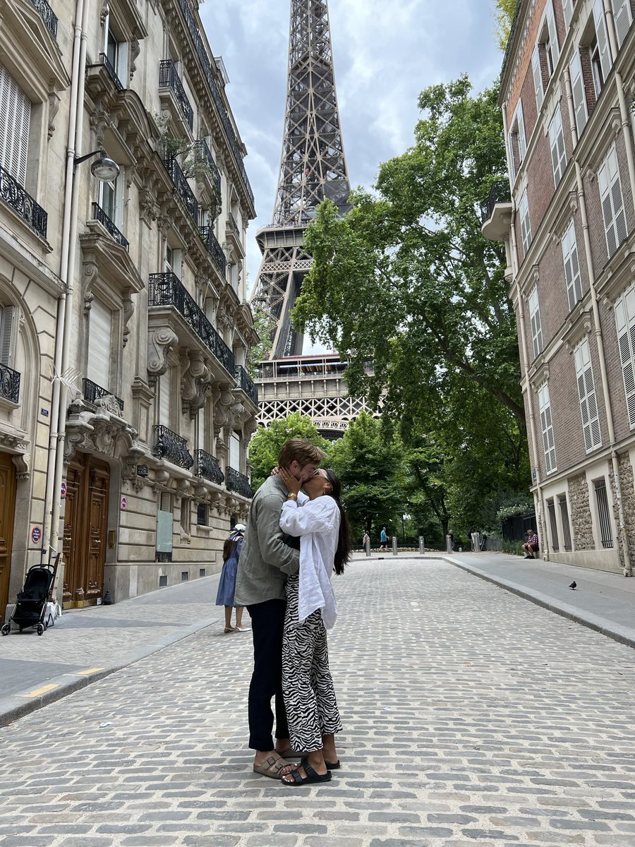 AndreaSalgadoO's tweet photo. Saben qué salió al aire hoyyyyy??? La página web de Broome and Mott. Una marca que creé con mi esposo donde ofrecemos guías curadas de ciudades que amamos🥰 y en ella, también lanzamos la lista de espera de la guía de París! https://t.co/e4GlybkBAh 😍 https://t.co/JkN7xES0yC