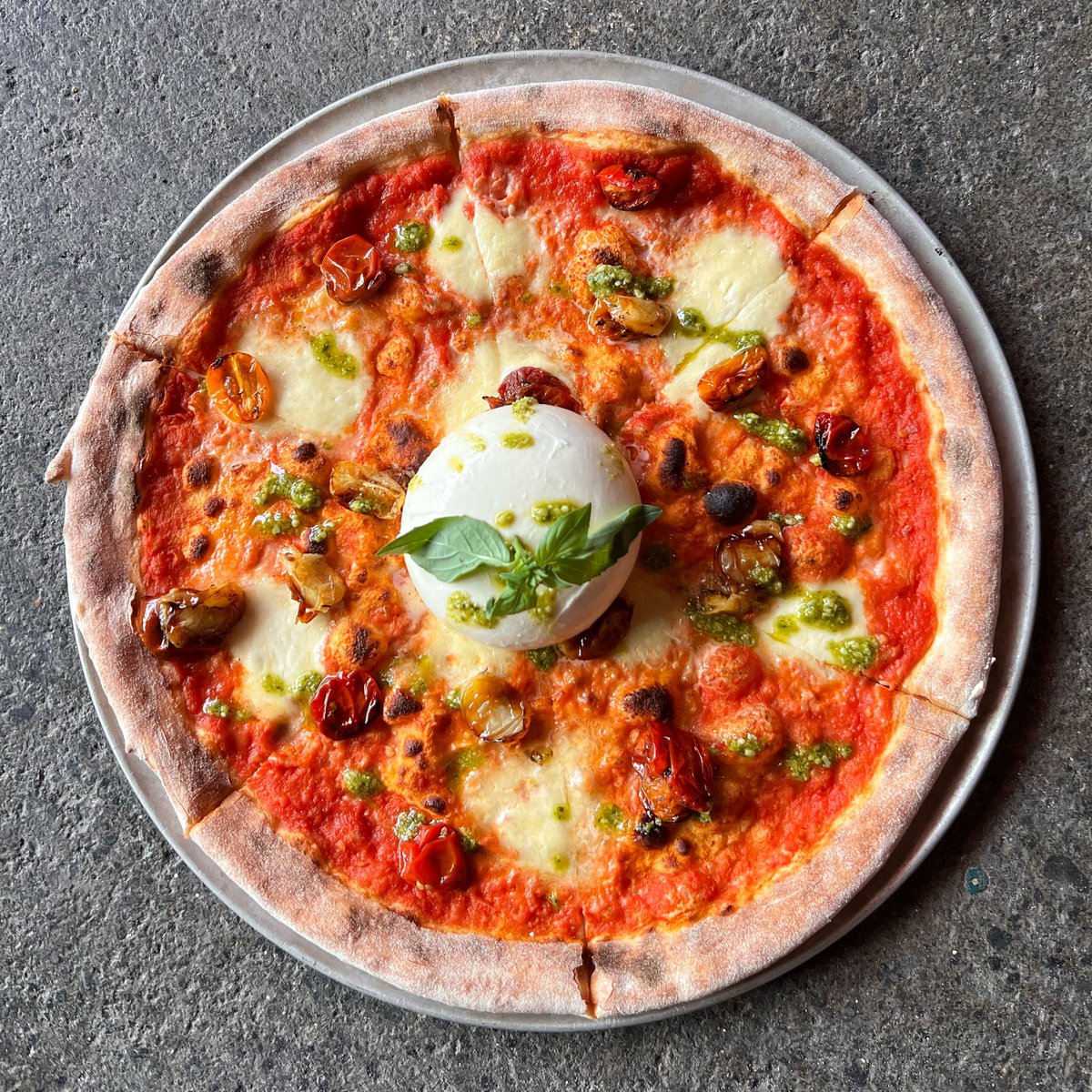 olverkbrewpub's tweet photo. ♥ Love at first bite ♥

Það er viðbúið að lífið verið aldrei samt aftur hjá öllum þeim sem smakka febrúar pizzu Ölverk 2023 (•_•) 

Handgerður Ölverk pizzubotn, Ölverk pizzusósa, mozzarella, ofnbakaðir kirsuberjatómatar, íslenskur burrata ostur, pestó og basil. https://t.co/mVxB7WMzho