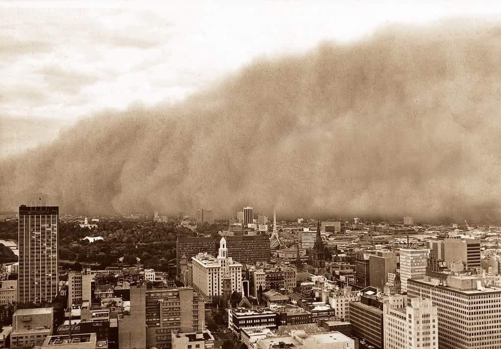 vicemergency's tweet photo. Do you remember this dramatic event, 40 years ago today on 8 February 1983?

The dust storm hit Melbourne at about 3pm.

Visibility dropped to about 100m as the dust cloud dumped approximately 1,000 tonnes of topsoil from the Mallee region on the city.

📷 Bureau of Meteorology https://t.co/CuXzqnkdhq