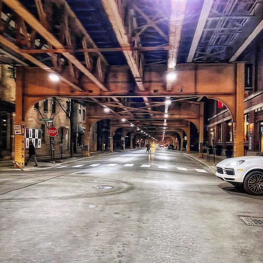 JasonParis's tweet photo. Walking down under The (very cinematic) Brown.
•
•
•
#igerchicago #chicagoland #usa #thechi #illinois #northfranklin #rivernorth #cta #chicagoel #transit #elevated #cinematic #urban #subway https://t.co/MAjU9VoG0d https://t.co/dollKWhc2K