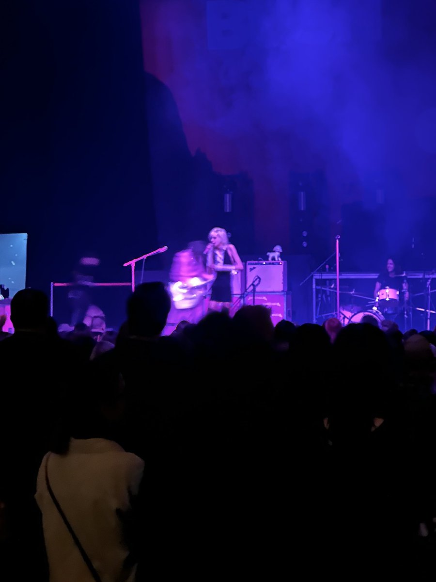 JessicaJayhawk's tweet photo. At @themidland waiting for #Bush and this crazy girl says #KC #BBQ sucks and it’s great to be in Kansas. Ready for #starslayer to leave now. https://t.co/urjcZRxLFZ