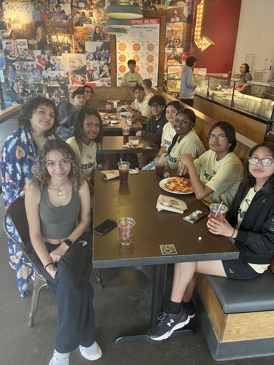 Nothing better than some team bonding after a great day of tennis! 💛🦅💚