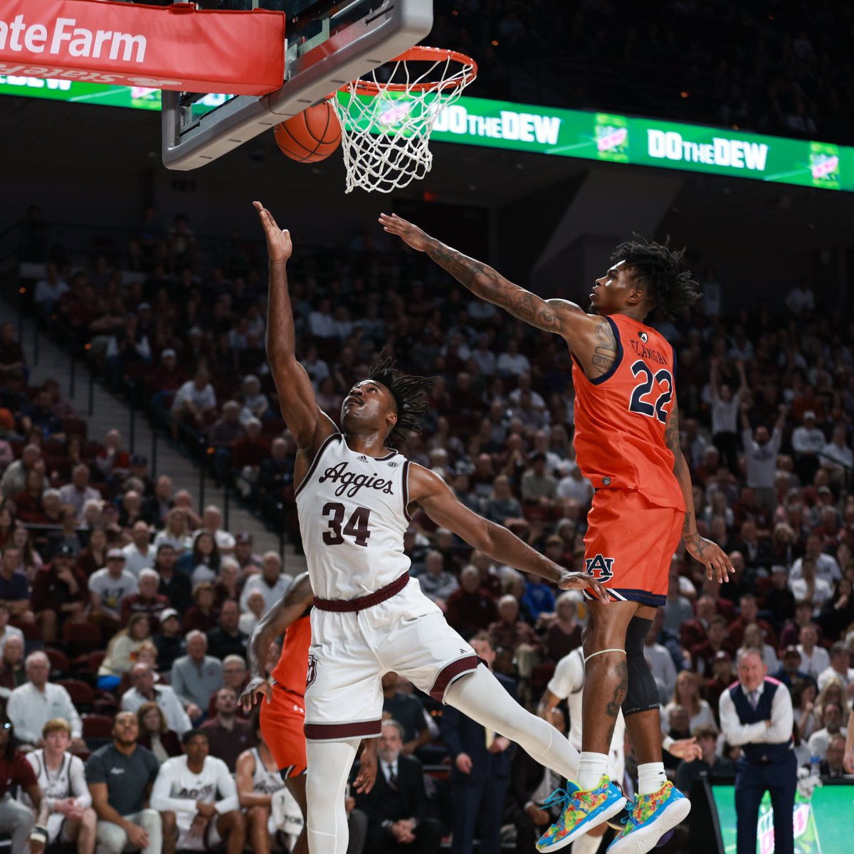 2H | 1:50

👍 78
🐅 76

Here. We. Go.

Final media timeout.