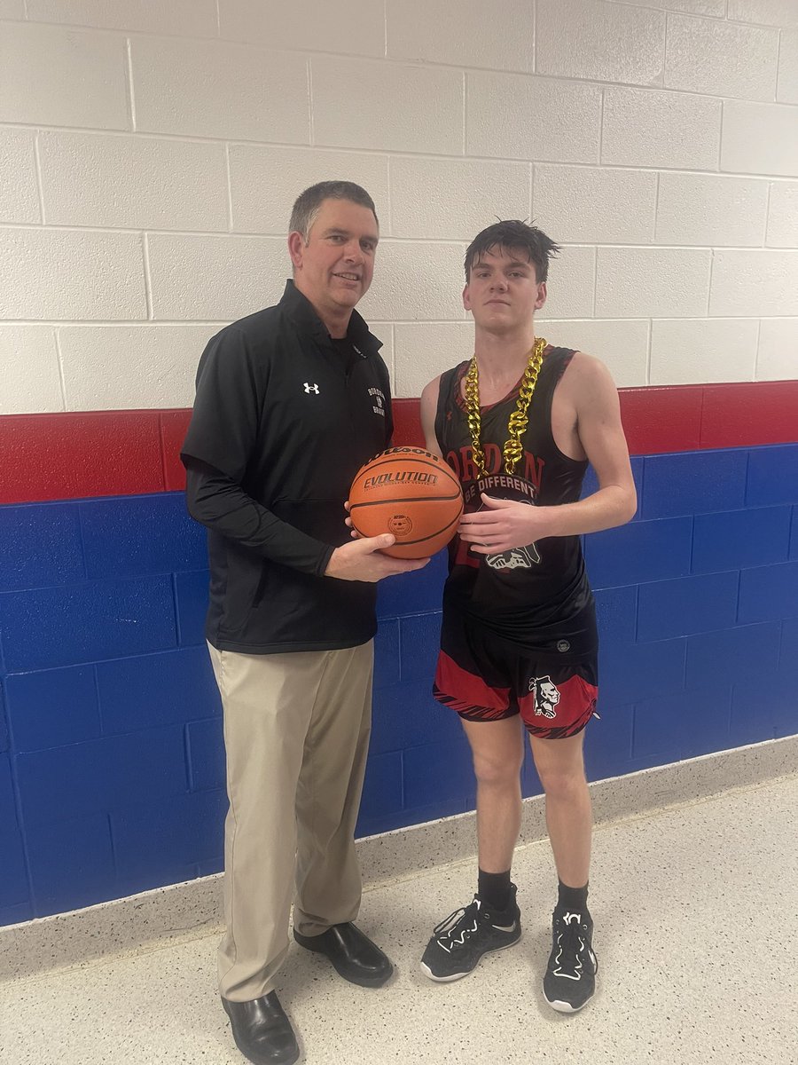 BordenBravesBBB's tweet photo. Congrats to Borden Basketball’s, Kasym Nash, who became Borden’s fifth 1000pt scorer tonight. Pictured w Kaso is Coach Nash, who combined in high school and college didn’t score 1000 points. @bordenathletics @joshcooknewstri @newstribscores https://t.co/IXngNZ8Hh9