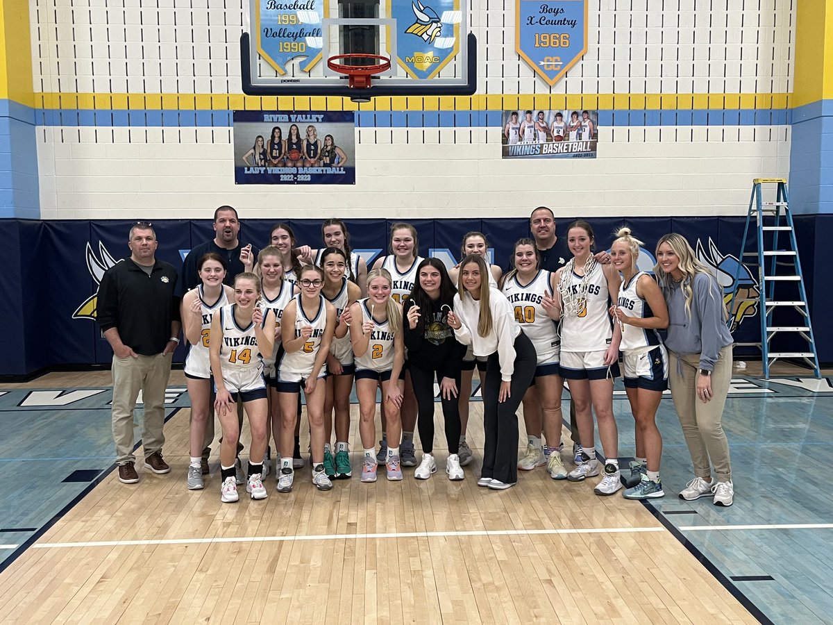 Congrats to our girls basketball team for clinching their share of the 2023 MOAC! #GoVikes