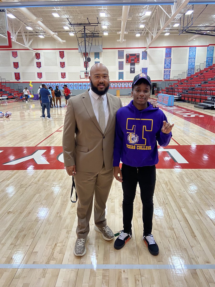 keyshun_farr's tweet photo. First I would like coach Coleman for not giving up on the seniors and keeping us accountable &amp; discipline if we had coach Coleman all four years u would’ve seen change this a coach that treat every kid the same he don’t care how good you are from 5 star to any.. @JColemanFB https://t.co/UPDKJRagNF