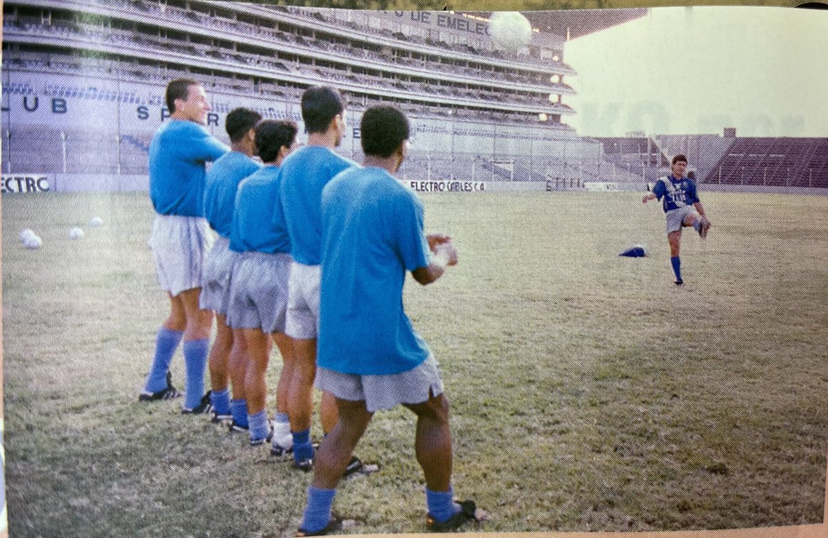 mr_capwell1902's tweet photo. Ivo Ron al puro estilo Maradona en práctica de Emelec. 

Año 1995 https://t.co/Ytr8XlbGxN