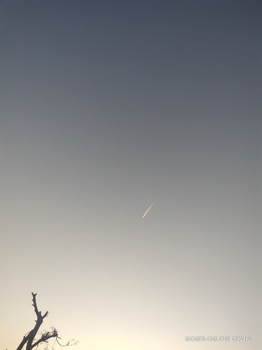 punitjuneja's tweet photo. Oh! Will it strike?
No, it's way above in sky,
It's aeroplane!
- #punitjuneja
#haiku #poetry #goodmorning https://t.co/oVUX4hmu2K