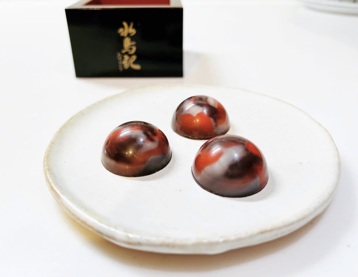 _kakuboshi_'s tweet photo. 気仙沼市内で人気のお菓子屋さん「シェ・ササキ」さんから、弊社水鳥記 山田錦を使用したチョコレート［ぼんぼんしょこら］が発売されました！
フワッと香る水鳥記の風味と、ビビットな赤色がマッチしてとっても美味しく素敵なチョコです！バレンタインデーや贈り物、自分へのご褒美にもお奨めです。 https://t.co/7G8vFQ38Xz