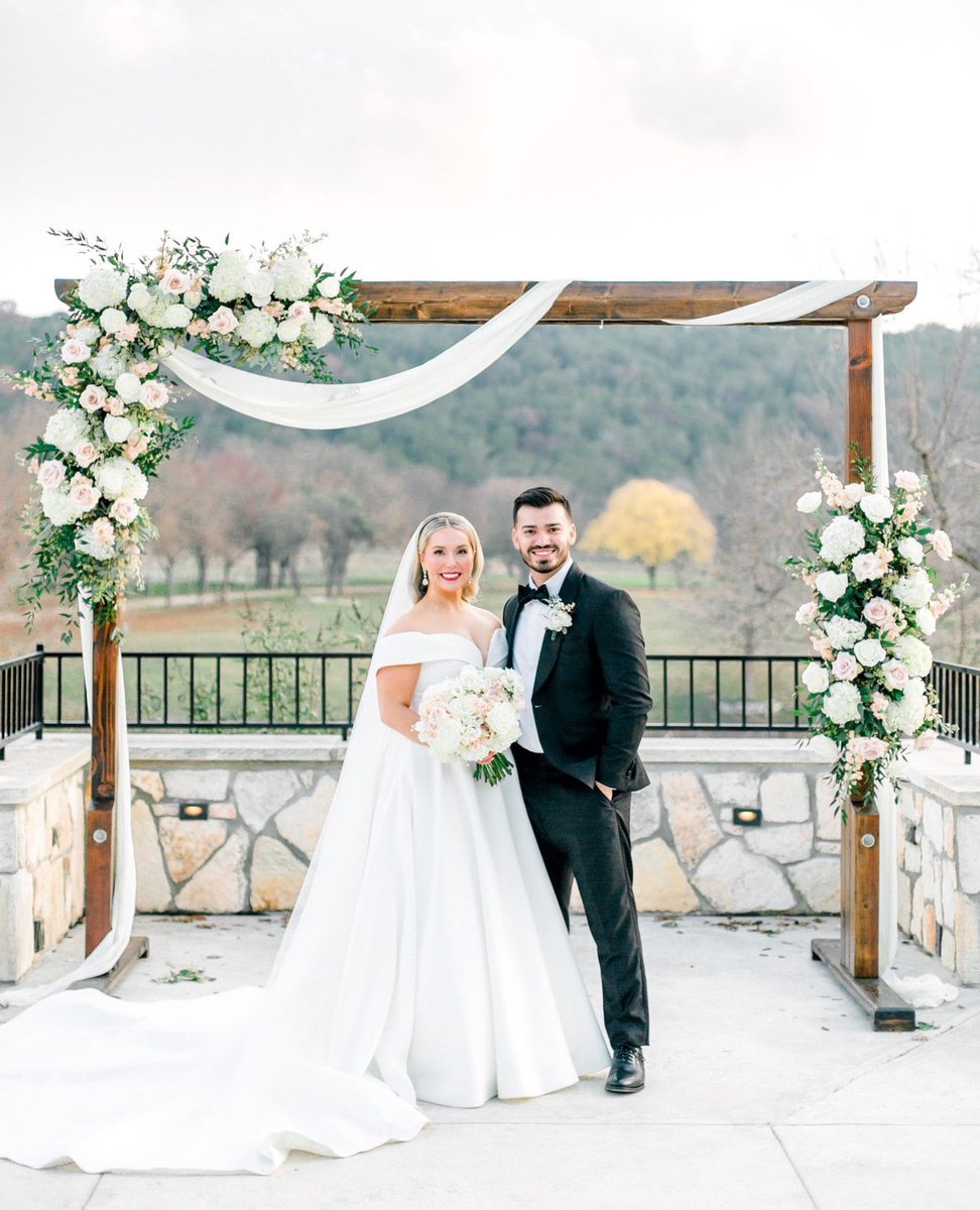 limatusbespoke's tweet photo. Katie + David
Sentimental suit details for a day celebrating limitless love.
Photos: Allison Jeffers Photography
Wedding Planner: Rust + Relics Weddings
Venue: Sendera Springs in Kerville, Texas
#limatusbespoke #limatusweddings #limatuslove #loveinlimatus https://t.co/vMY52NIgcT