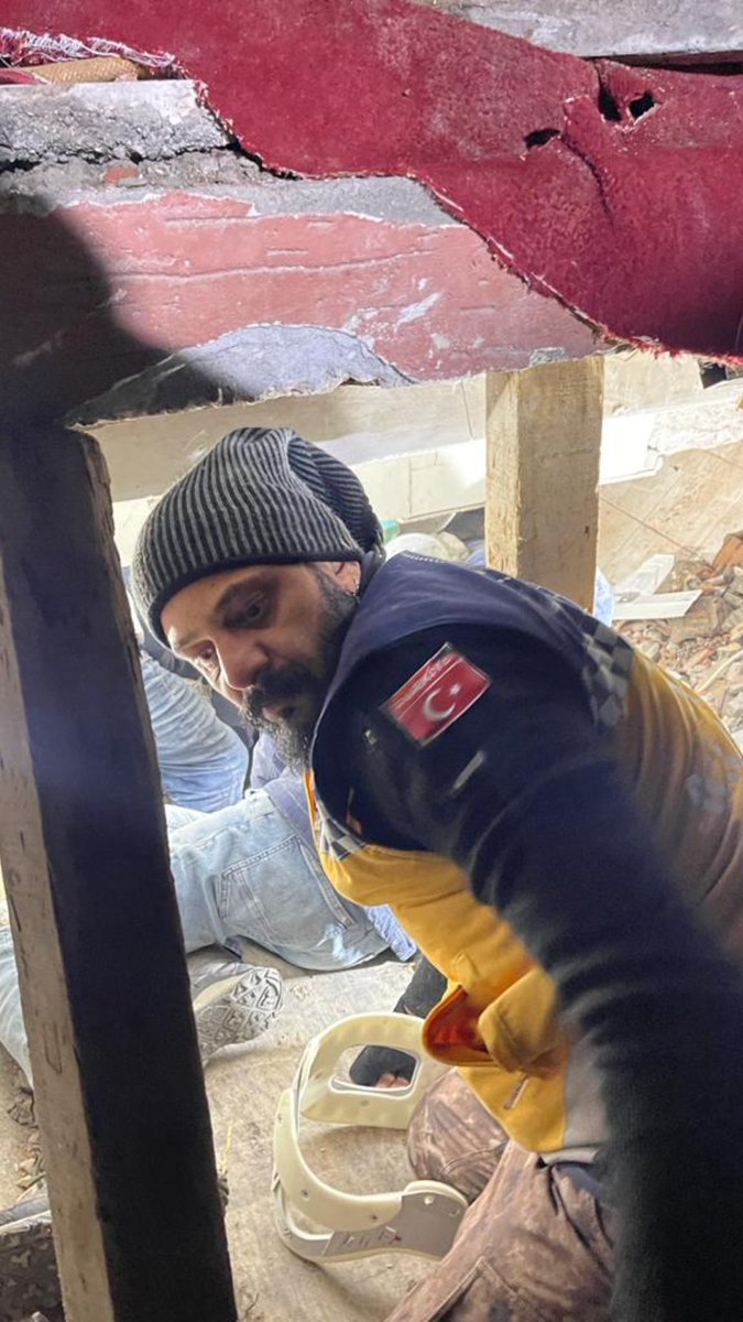 Aras_Ali_'s tweet photo. Saatlerdir gönüllü ekibimiz ile geldiğimiz Antakya’da enkazdan yaralı çıkarıp Sahra hastanesine taşıyoruz ama yetişmek mümkün değil, enkaz altında binlerce insan yardım bekliyor. Tarifi mümkün  değil böyle bir acının #hatayyardimbekliyor 
@OguzhanUgur @haluklevent https://t.co/h4aHHjUjj8