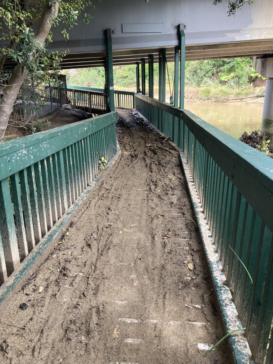 biketeatatu's tweet photo. Impassable slip on Henderson Creek path nr Quiet St has been logged with @AklCouncil, suggested detour attached, also avoids very muddy bits from there to CP Drive. Take care out there! cc @BikeAKL https://t.co/r0SjJcl4X3