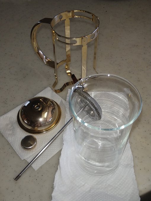 食器棚の奥から薄汚れたフレンチプレス器が出てきたので、分解洗浄して午後にコーヒー淹れよう。 