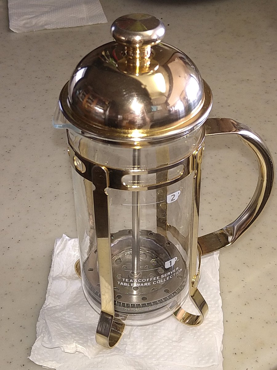 食器棚の奥から薄汚れたフレンチプレス器が出てきたので、分解洗浄して午後にコーヒー淹れよう。 