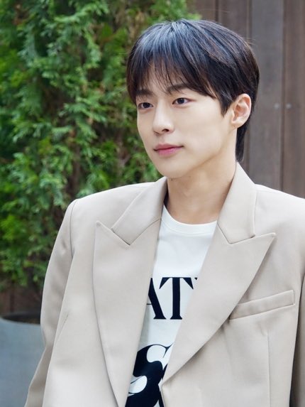 #BaeInHyuk is confirmed for upcoming MBC webtoon-based drama ‘The Story of Park’s Marriage Contract’ as the male lead. Scheduled to air in the second half of year (Lee Seyoung is in talks for the female lead).
