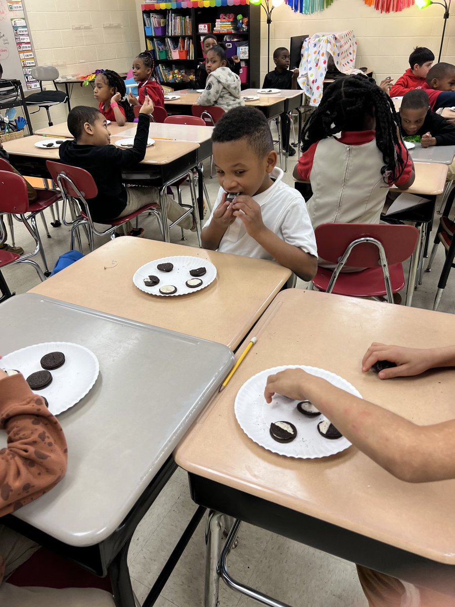 ArlingtonJmcss's tweet image. What is more fun than science and cookies?!  Ms. Hurbis and her 1st grade scholars learning the phases of the moon today! #HandsOnFun @DrShemon @JMCSchools @neiltyson @suptking #memorablemoments #MoonPhases 🌛#STEMeducation #CardinalStrong