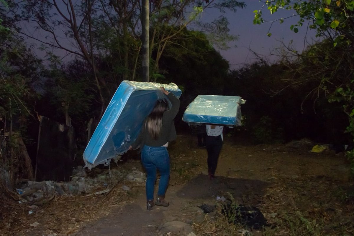 GobernacionSV's tweet photo. #GobernadoresEnAcción Nuestra Gobernadora de La Libertad, @Yaneth__Bran, junto a personal de la Dirección de Albergues, realizaron entrega de asistencia humanitaria a familia debido a que su vivienda resultó afectada por un incendio en:

📍Comunidad San José Del Mar, La Libertad. https://t.co/aVcJA1M3WJ