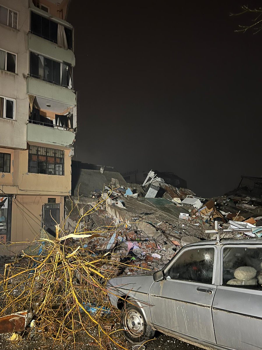 Bu resim enistemin apartmani. Enistem ve kuzenim hala baba ogul enkaz altinda. Mahalleli kas gucuyle ulasamiyor. Is makinasi lazim. Lutfen yardim gonderin lutfen rt, like
<a href="/AFADTurkiye/">AFAD</a>
<a href="/haluklevent/">Haluk Levent ( Ahbap Ekibi )</a>
@ahbap_maras
  HWGF+RQ Onikişubat, Kahramanmaraş, Türkiye
Once                Sonra