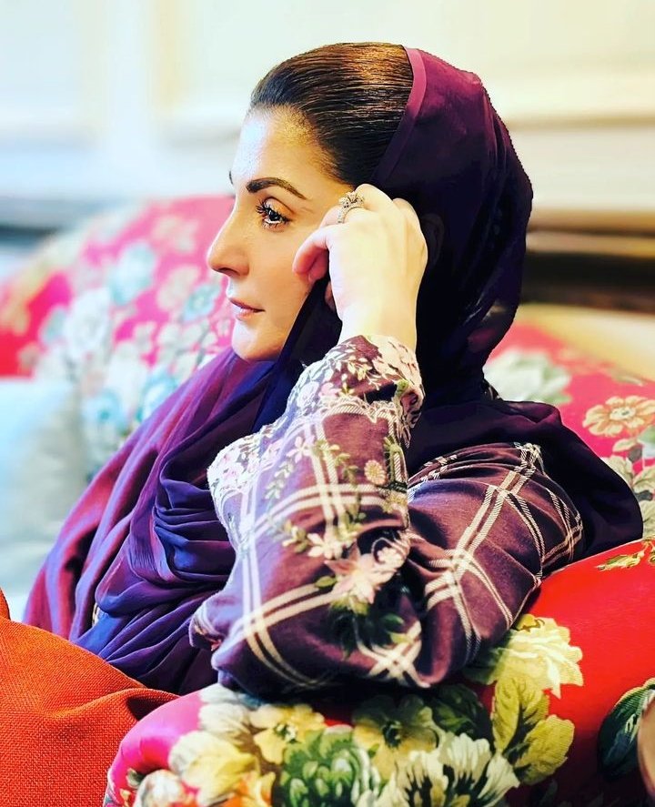 Eman_Ansar_'s tweet photo. مریم نواز نے کارکن کی حثیت سے اپنی سیاست کا آغاز کیا، آج اگر انکا سیاست میں بڑا قد کاٹھ ھےتو یقیناً اس مقام تک پہنچنے کیلئے انھوں نے ایک مشکل سفر طے کیا ھے، یہ بھی اٹل حقیقت ھے کہ اس وقت پاکستانی سیاست کا مرکز صرف مریم نواز ھیں https://t.co/ZTCPo146ou