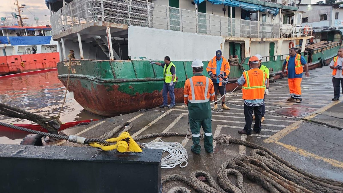 MaritimeFiji's tweet photo. Swift response by Pollution Officers from #MSAF & #FPCL resulted in the containment of a tier 1 spill @ Narain jetty, Suva.
Oil spill boom was deployed & has been effective in containing the spill from spreading to other areas of the jetty.
https://t.co/cdT83vdAn0 https://t.co/Mi1vFE7fEi