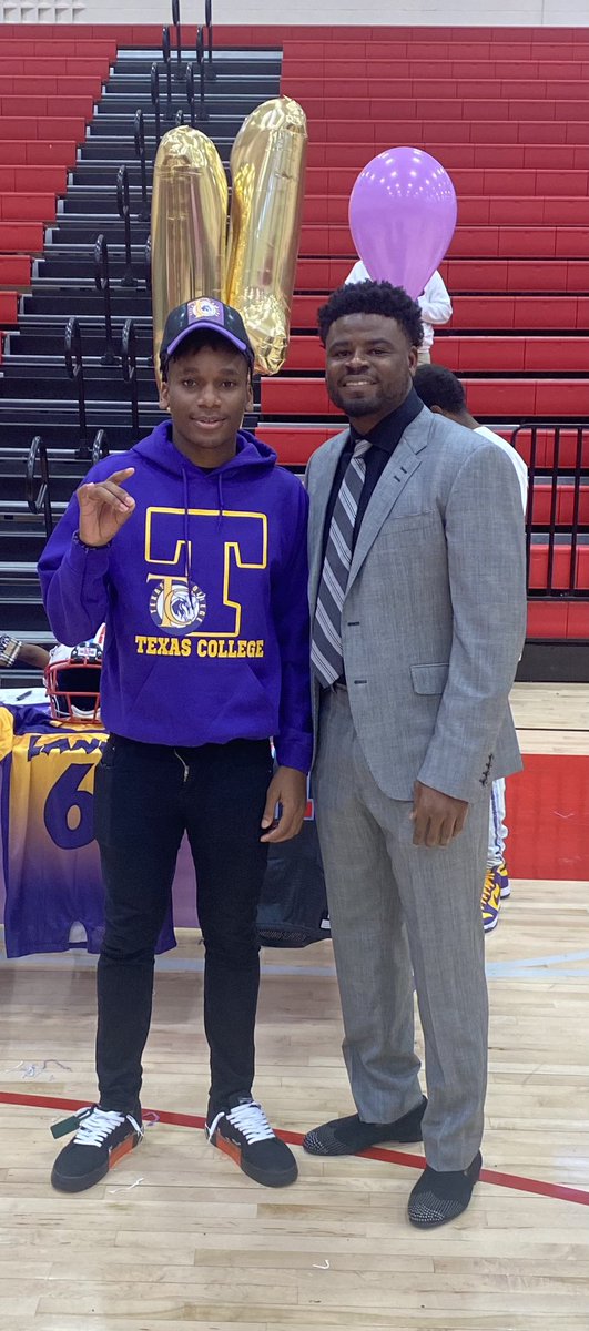 keyshun_farr's tweet photo. Third I want to thank coach huff for me  making me the young man I’m in life and on the field this coach will get in your head at practice talk all the mess you know &amp; he want nothing but greatness from players and high expectations from everybody.. @Coach_QuestHuff https://t.co/yMaVaPQ9gC